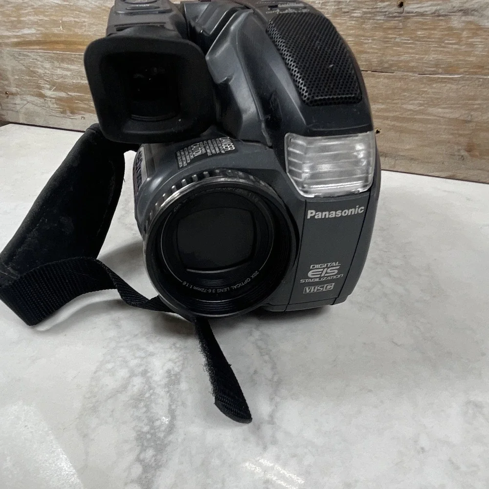 Panasonic Palmcorder PV-D301D VHS-C Camcorder 20x/150x IS Light Mic Black